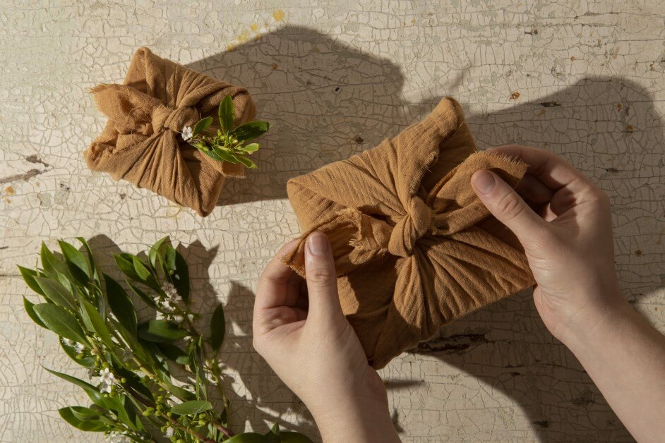 Less Waste: Sustainable gift wrapping ideas - heylilahey.